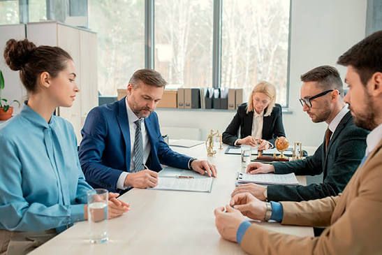 Reunião de trabalho em torno de uma mesa, em escritório claro